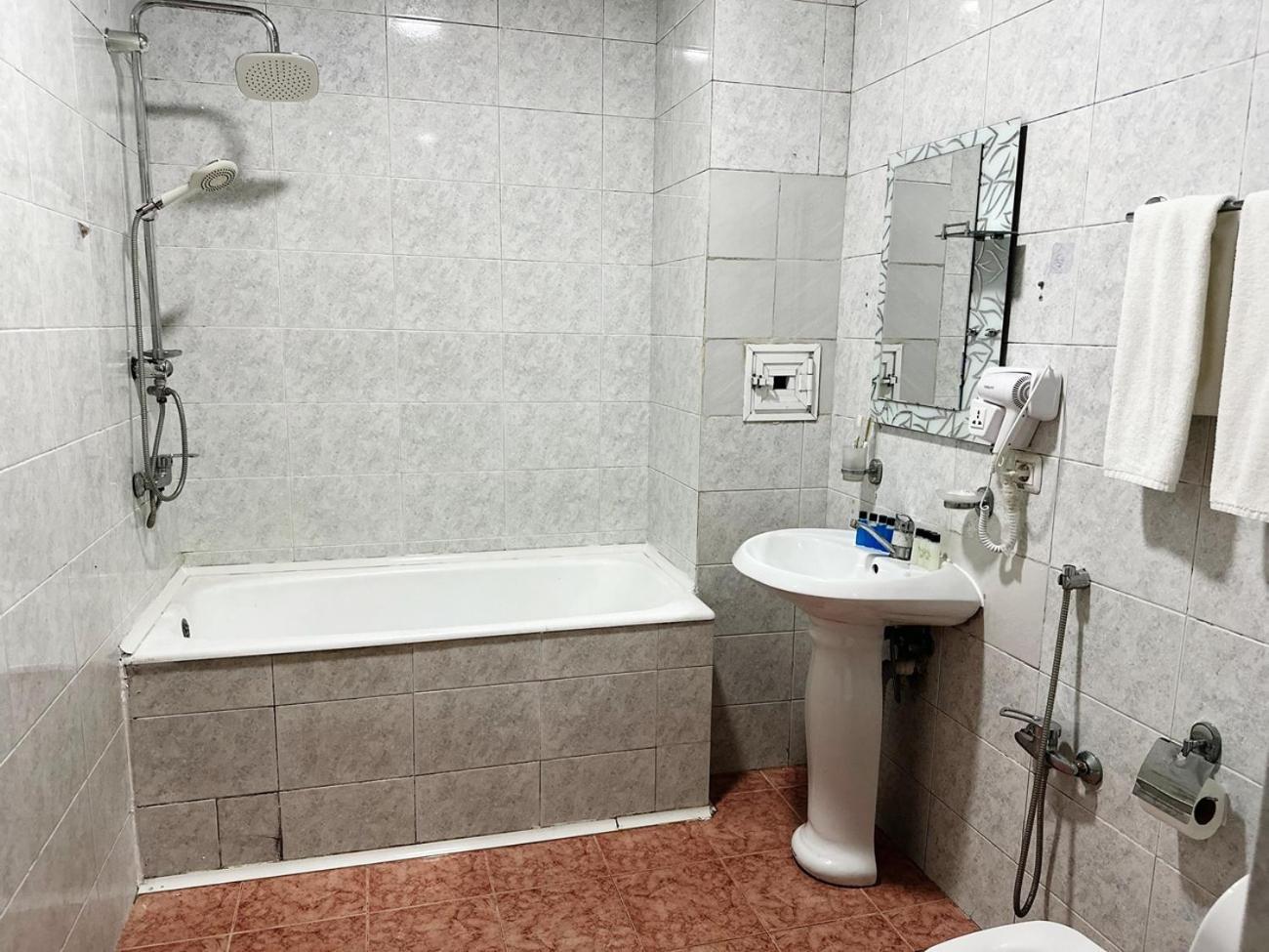 Avi Hotel Баку Екстериор снимка