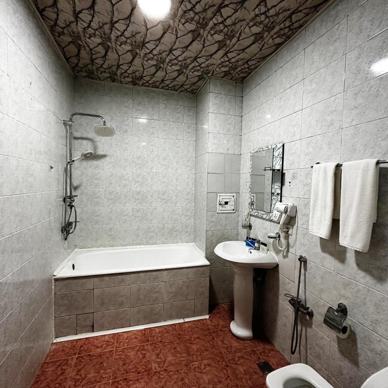 Avi Hotel Баку Екстериор снимка