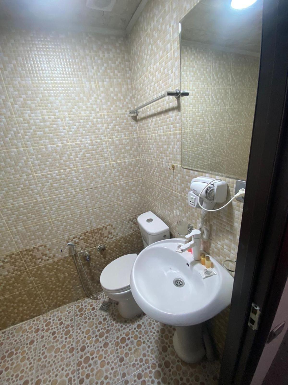 Avi Hotel Баку Екстериор снимка